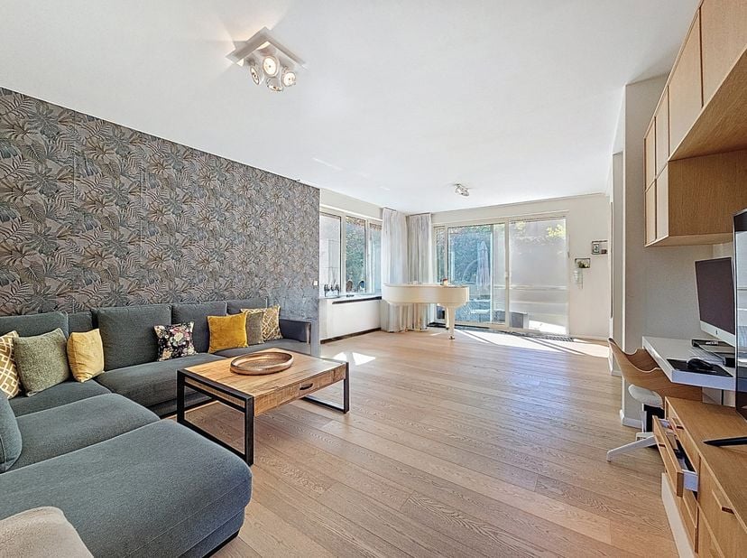 Deze elegante, vrijstaande villa, gelegen in de zeer gewilde wijk Fort-Jaco, imponeert met zijn royale afmetingen, overvloedig natuurlijk licht en top