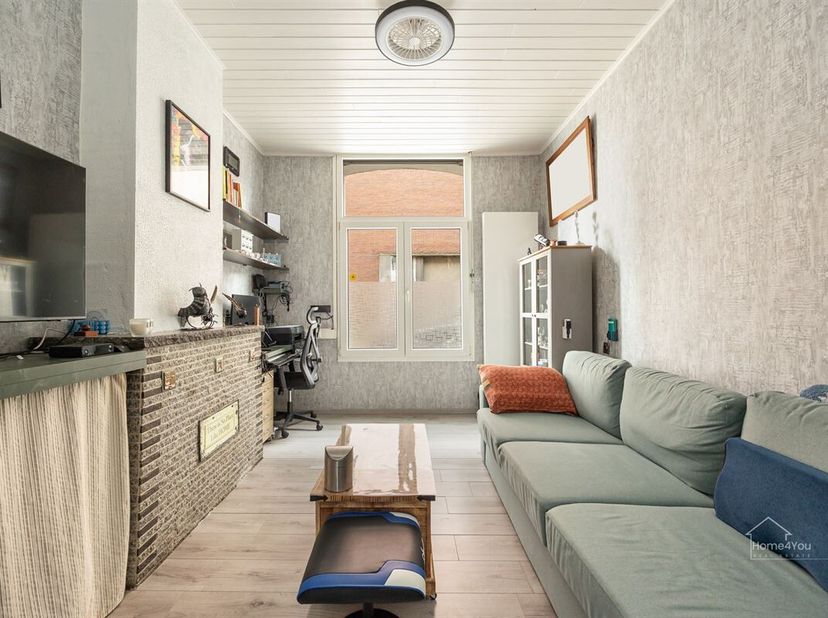 Gerenoveerde woning te koop in Merksem!<br />
Welkom in deze charmante, recent volledig gerenoveerde woning in Merksem, ideaal gelegen in een rustige