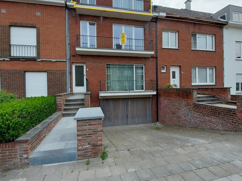 Appartement met 2 slaapkamers. in de buurt van de Driehofsteden. Het appartement omvat een inkom, living,&amp;nbsp; keuken met balkon, badkamer met douche