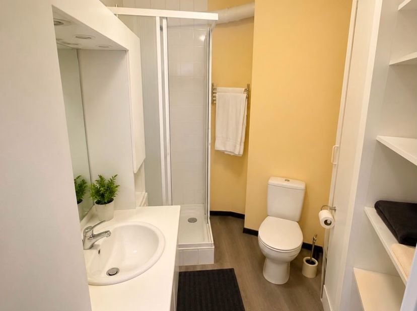 Centraal gelegen, aan de Varkensmarkt in Diepenbeek bevindt zich dit 3-slaapkamerappartement van 76 m².<br />
Dankzij de praktische indeling, het ruim