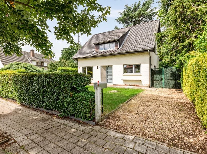 Op een goede locatie bevindt zich deze open bebouwing op een perceel van 1.064 m². De west-gerichte tuin van circa 800 m² biedt een aangename buitenru