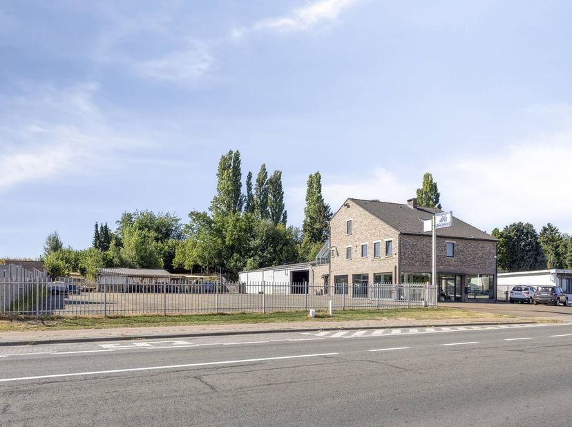 Veelzijdig bedrijfsvastgoed met bouwgrond op commerciële zichtlocatie in Tienen<br />
<br />
Langs de Sint-Truidensesteenweg (N3) in Tienen bevindt zi