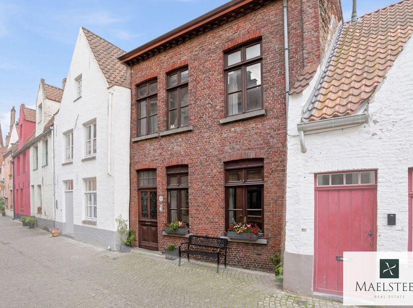 Dans le calme surprenant de la Helmstraat, une rue pavée authentique en retrait de l'effervescence et idéalement située dans le centre historique de B
