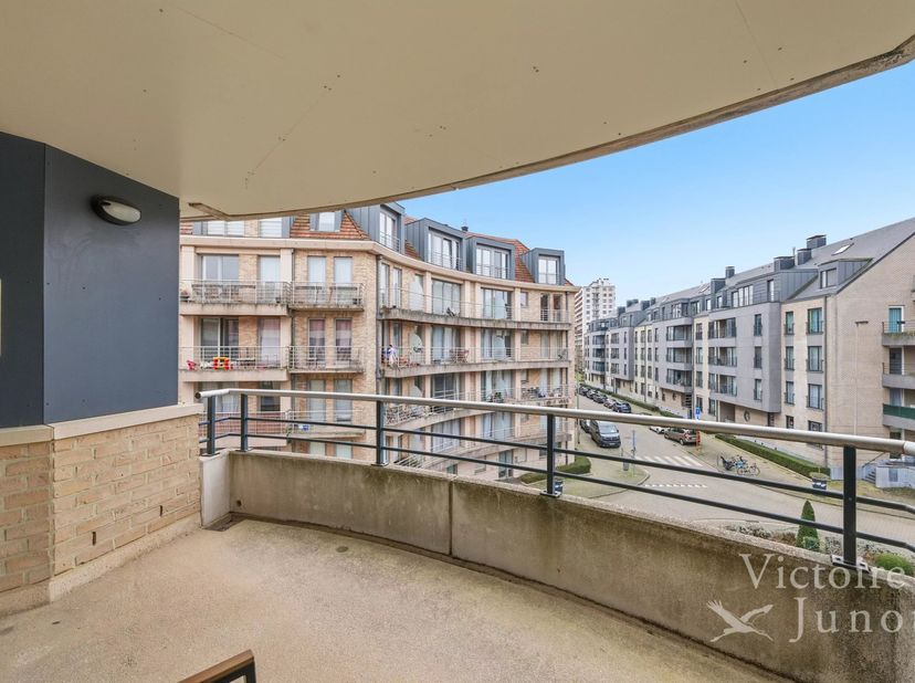 Ruim en licht 2-kamer appartement in uitstekende staat<br />
Inkomhal, toilet en lavabo<br />
Ontvangstruimtes +/- 27m2, toegang tot terras Zuid 10m²<