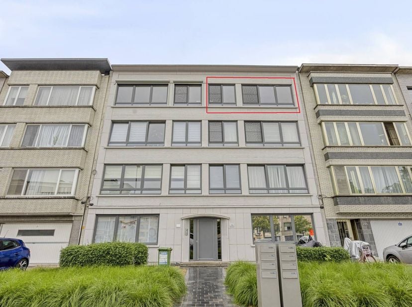 Ontdek dit lichtrijke appartement op de derde verdieping van ca. 90m², gelegen aan de Lambrechtshoekenlaan 291 te Merksem. Dit immo aanbod werd in 201