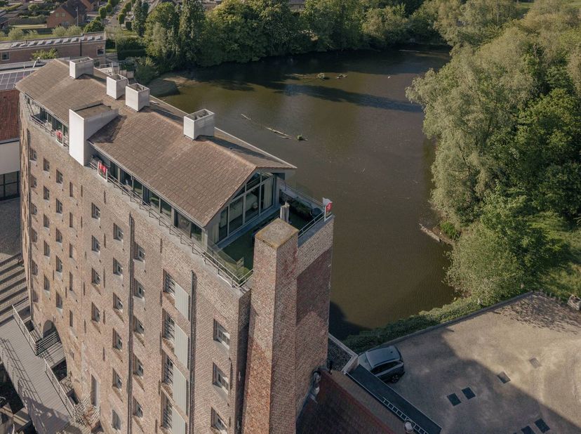 Op zoek naar een exclusief penthouse te koop in Harelbeke? Aan de gegeerde Banmolens geniet u van een uniek frontaal zicht op de Leie, met een ademben