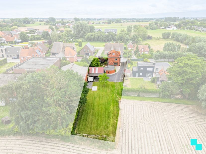 Deze instapklare gezinswoning onderging in 2001 een grondige renovatie. Gelegen op een perceel van maar liefst 1.233 m², geniet deze eigendom van een