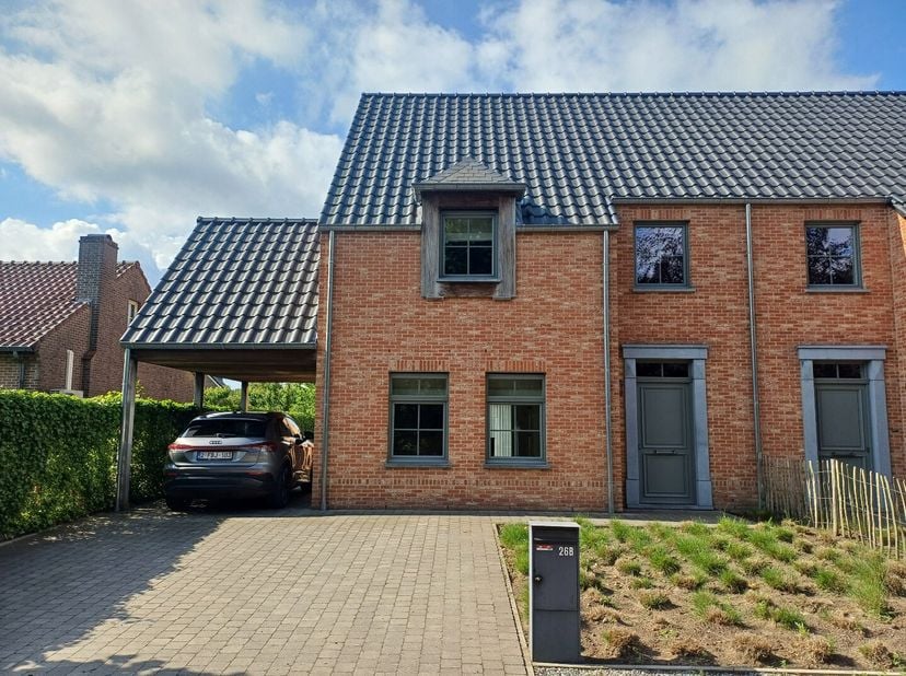 Nieuwbouw instapklare gezinswoning met 3 slaapkamers op een zeer gunstige ligging. De woning is voorzien van een ruime inkomhal, woonkamer, keuken, be