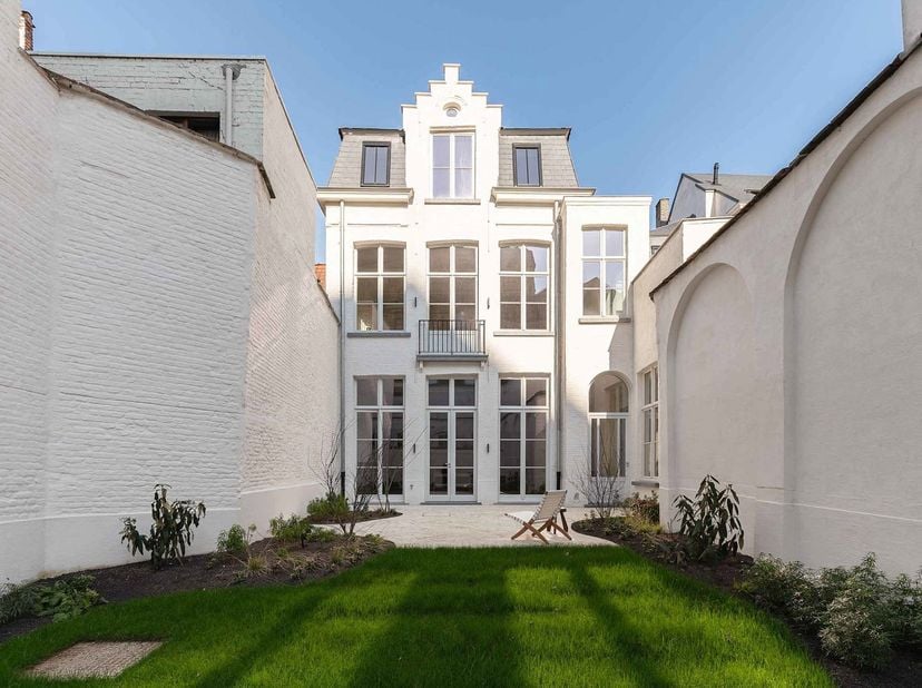Exclusief gelijkvloers appartement met een oppervlakte van ca. 220 m2 en een zuidgerichte tuin van ca. 97 m2 met panoramisch zicht op de Sint-Baafskat