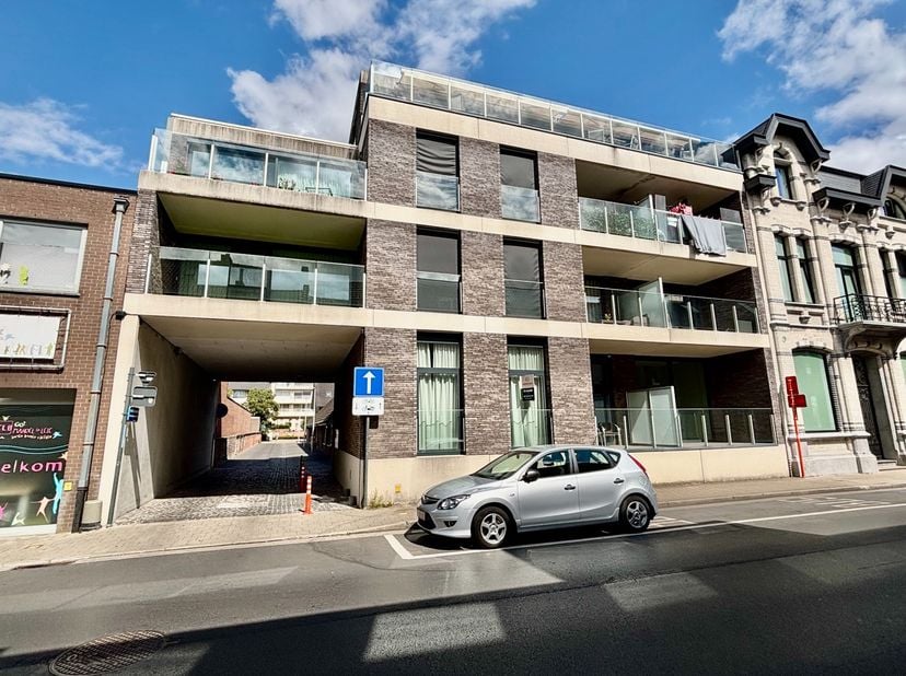 Dit aangenaam en centraal gelegen appartement in Roeselare biedt een comfortabele en praktische woonomgeving. Bij het binnenkomen beschikt het apparte