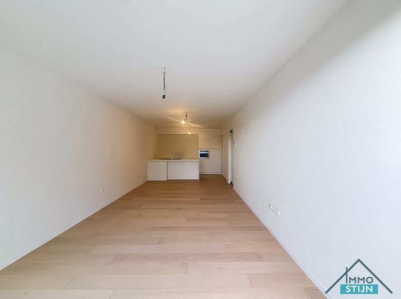 In het centrum van Passendale vind je dit recent opgeleverde appartement op de eerste verdieping, vlot bereikbaar met de lift. Het appartement combine