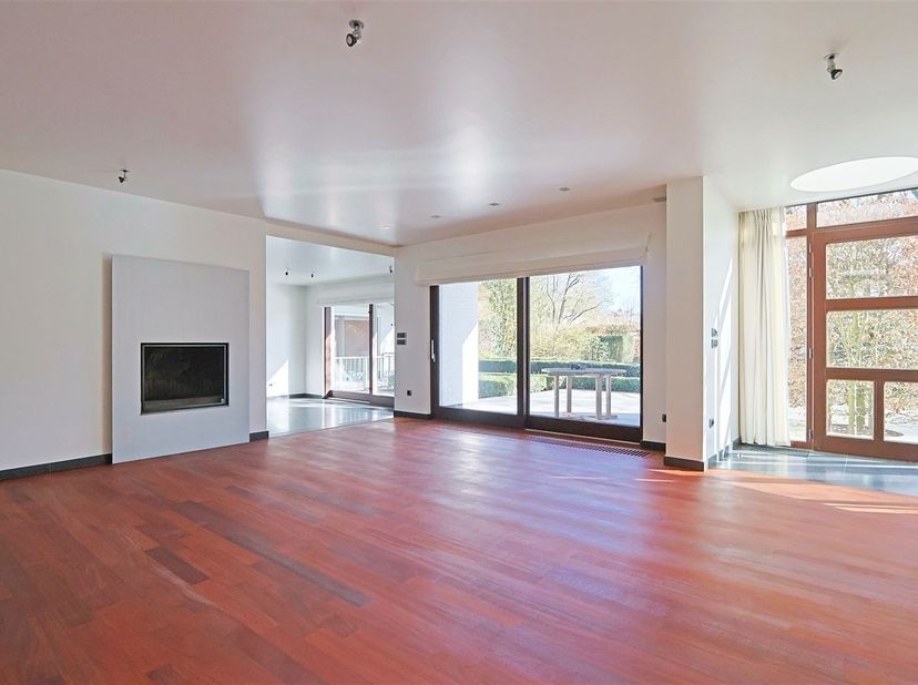 Op een uitstekende locatie vlakbij het prachtige domein van Bokrijk en centraal tussen Genk en Hasselt, vinden we deze ruime en karaktervolle villa. D