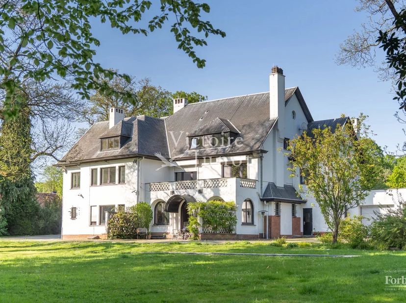 Victoire-Junot nodigt u uit om dit prachtige landhuis op een hectare prachtig aangelegd terrein te ontdekken. Ideaal gelegen dicht bij alle voorzienin