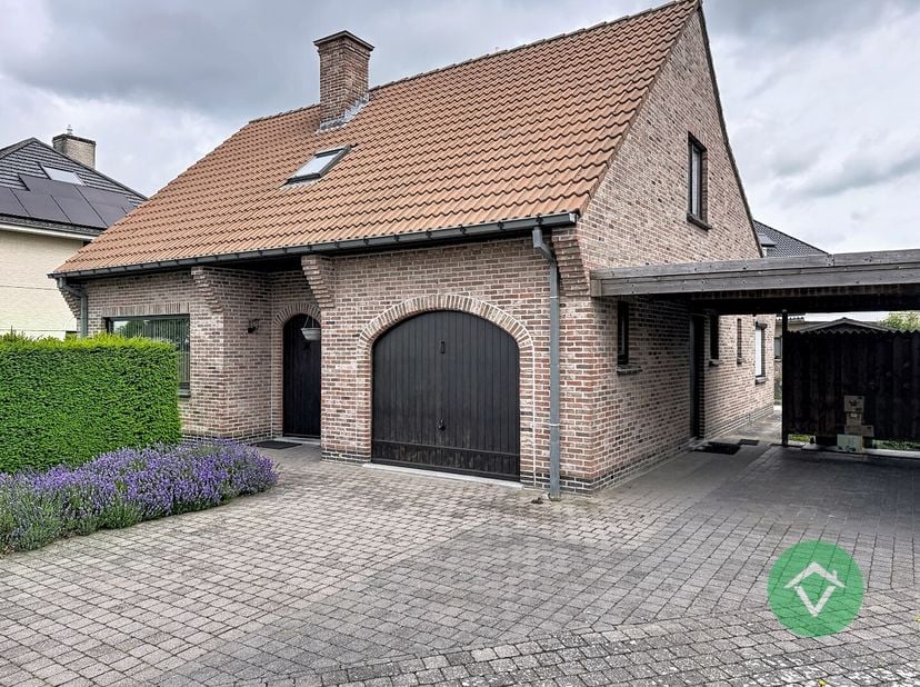 Bent u op zoek naar een verzorgde woning met voldoende ruimte, een praktische indeling en een rustige ligging? Dan is deze charmante gezinswoning in S