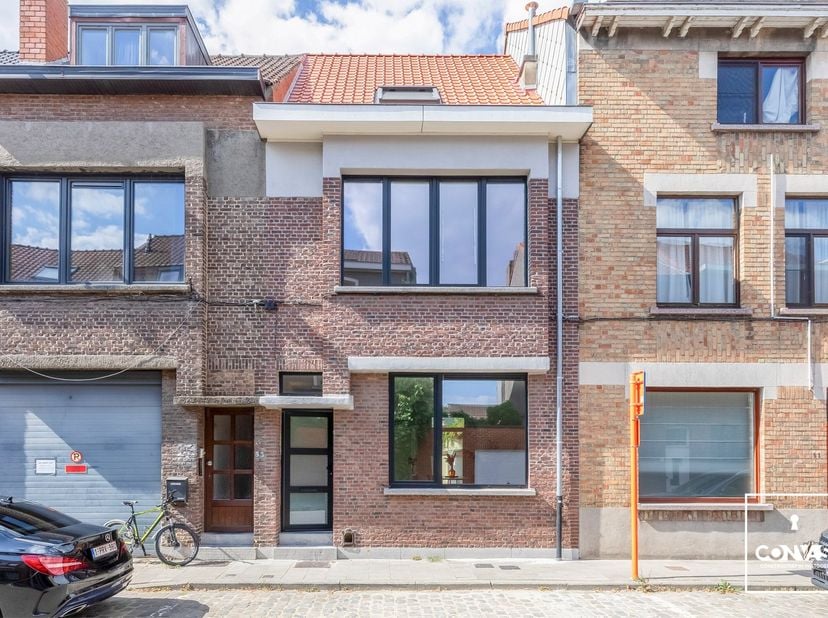 Deze volledig gerenoveerde woning met vier ruime slaapkamers is gelegen op een leuke locatie te Mariakerke en op fietsafstand van het Gentse stadcentr