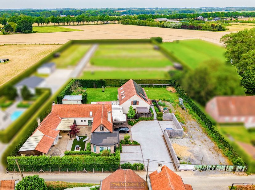 ZÉÉR RUIME (697M² BEWOONBAAR) eigendom met WOONST, PRAKTIJKGEBOUW (150m²)&amp;nbsp; op landelijke ligging in Zwalm. In het HART VAN DE VLAAMSE ARDENNEN vi