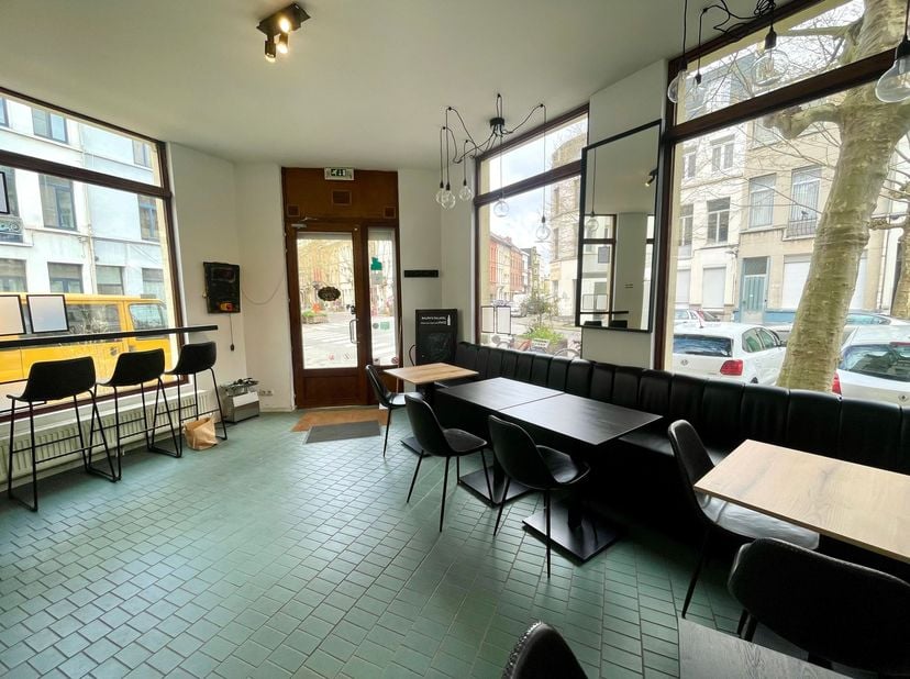 Local commercial situé au centre de la ville avec sous-sol à louer !<br />
<br />
Aménagement : grand espace ouvert, cuisine, toilettes, cave<br />