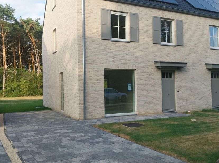Klassieke nieuwbouw, goed gelegen tussen Mol en Achterbos.<br />
Ontdek dit nieuwbouwproject met acht mooie woningen. Gelegen in de Sint Theresiastra