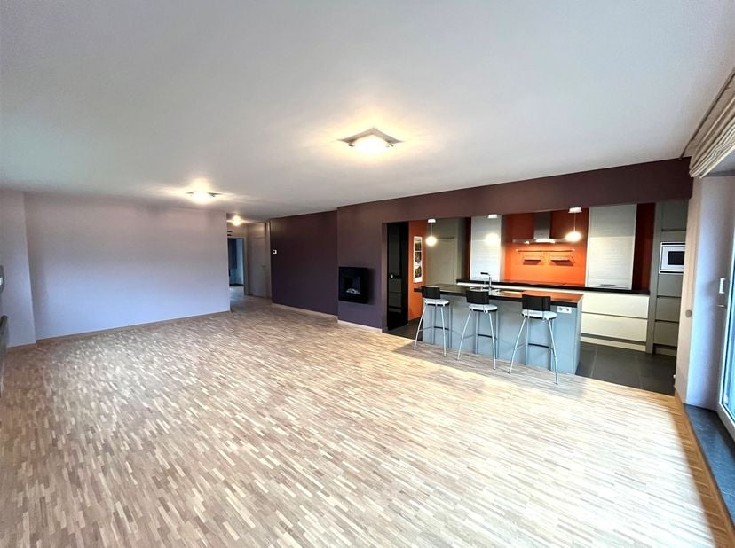 Charmant appartement de 3 chambres dans un quartier résidentiel calme, avec 2 garages<br />
<br />
Situation : <br />
L'appartement est situé dans un
