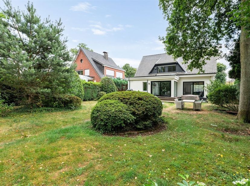 Charmante gerenoveerde villa gelegen in een leuke groene omgeving nabij het centrum van Sint-Job-In-'t-Goor!<br />
Een inkomhal die toegang biedt tot