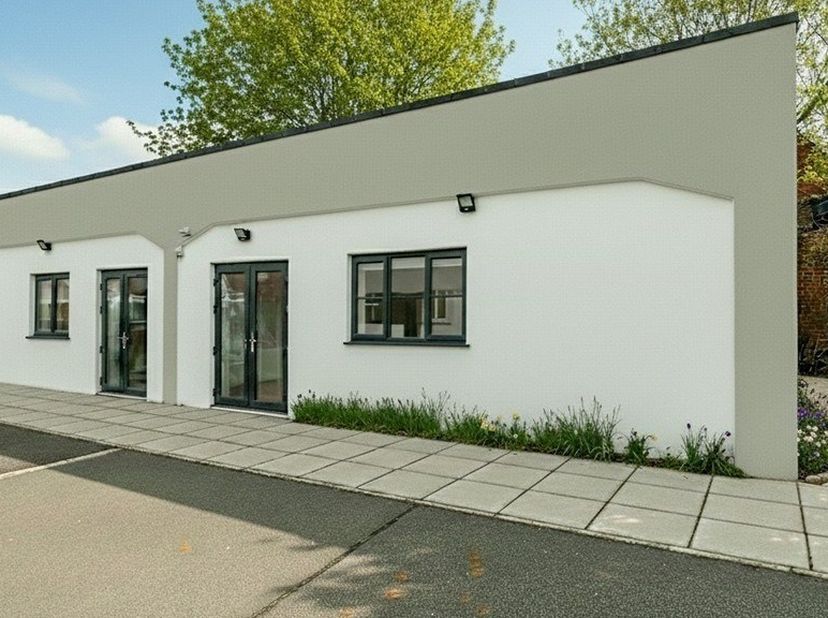 Te renoveren kantoorgebouw te koop aan de Ottergemsesteenweg in Gent, op een strategische ligging vlakbij de afrit E17 met onmiddellijke aansluiting o