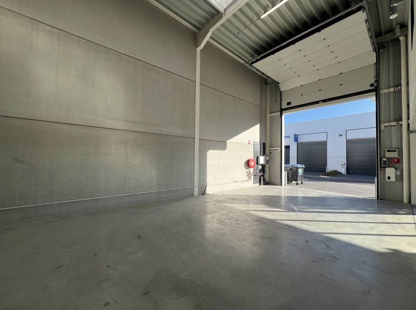 Op het moderne Woudpark Green Business Park in Genk bevindt zich deze representatieve KMO-unit met een totale oppervlakte van ca. 300 m², verdeeld ove