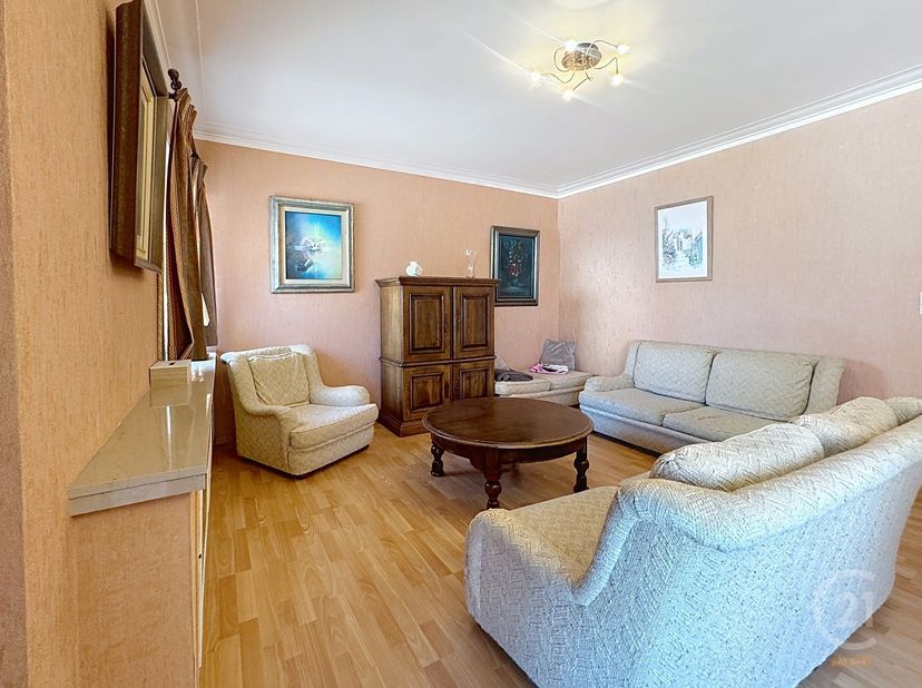 Op wandelafstand van de zee, winkels en gezellige horecazaken bevindt zich dit ruime duplexappartement op de eerste verdieping van een kleinschalige r