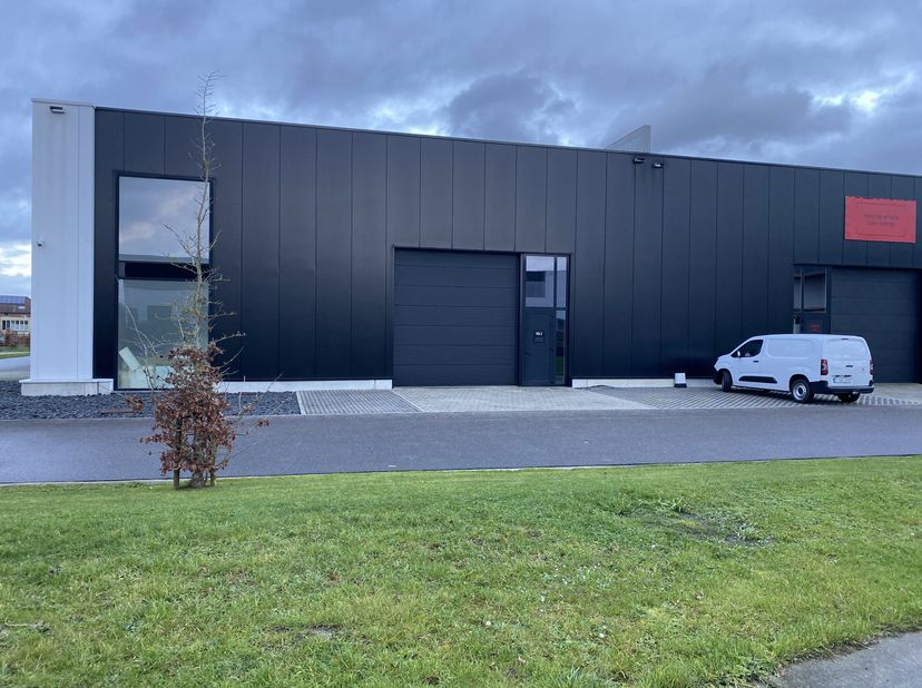 Ingericht magazijn te huur, gelegen in het Groeningenpark te Diepenbeek, vlakbij de op- en afrit 30 van de E313.<br />
Dit magazijn heeft een vloeropp