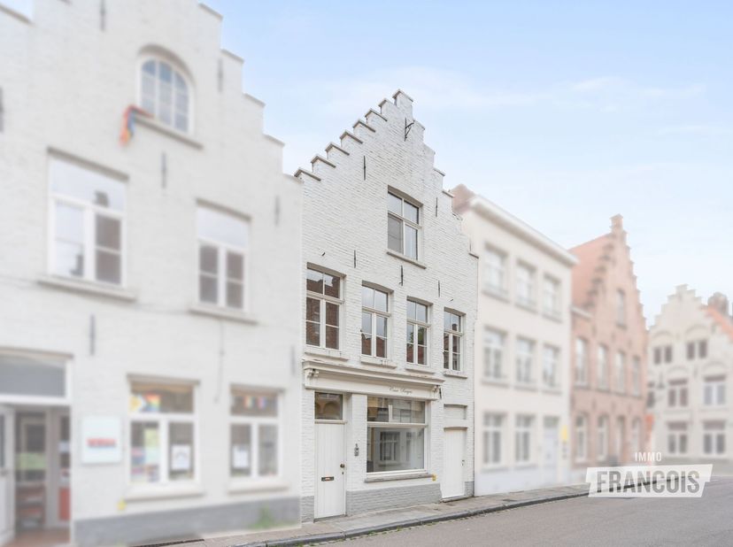 Tussen t Zand en de Grote Markt, in het historische centrum van Brugge, bevindt zich deze charmante en instapklare stadswoning. De woning geniet van v