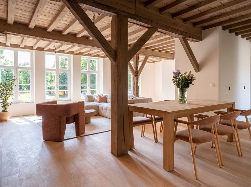 Charmant en uniek pand in hartje Mechelen met 3 slaapkamers, 2 badkamers en een heerlijk, gezellig zonneterras. <br />
<br />
Stap binnen in deze kara