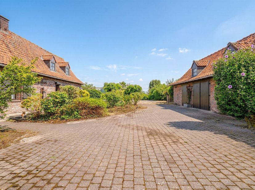 Prachtige viergevelwoning / hoeve te renoveren, gelegen op een gegeerde en rustige locatie.<br />
<br />
Deze mooie eigendom biedt ruime vertrekken