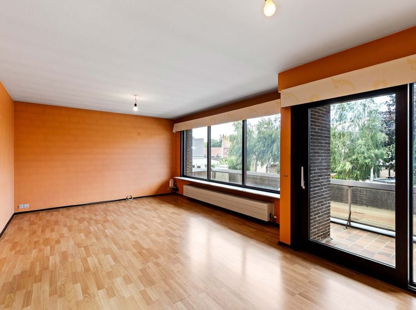 Bent u op zoek naar een ruim appartement waar licht en een praktische indeling hand in hand gaan? Dan zal dit verzorgde appartement op de eerste verdi