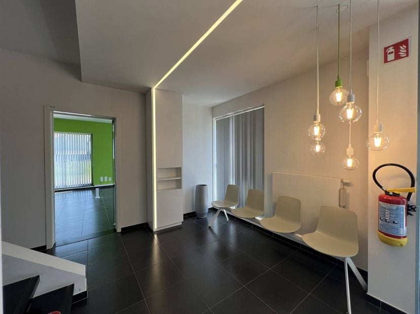 Espace commercial spacieux et stratégiquement situé de 17 m² au cœur de Hoeselt.<br />
<br />
Vous recherchez un site spacieux et flexible pour votre