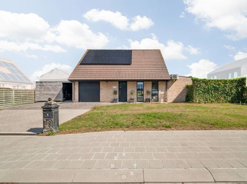Deze charmante woning is gelegen in het rustige en groene Veldegem, een ideale plek voor wie wil genieten van een aangename woonomgeving met voldoende