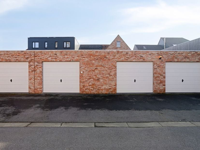 Nabij het centrum van Staden stellen we u deze&amp;nbsp;instapklare en recente woning&amp;nbsp;voor. Deze gesloten bebouwing werd opgericht in&amp;nbsp;2016 en be
