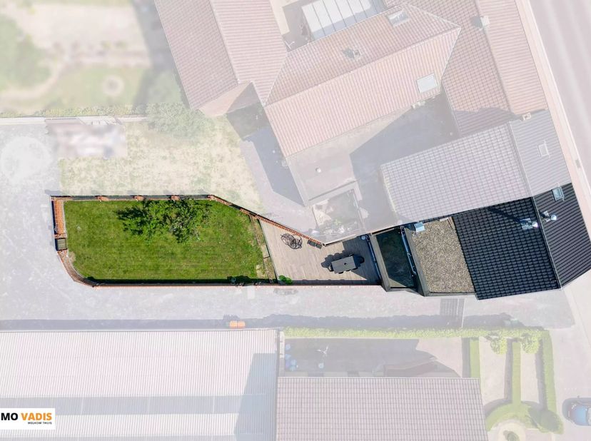 Deze karaktervolle tweewoonst met afzonderlijke toegangen, een ruime oprit en tuin bevindt zich op een perceel van 7a 62ca. Maastrichterstraat 304, Bi