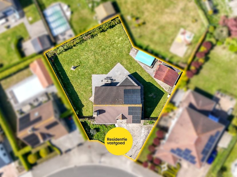 Op zoek naar een ruime, instapklare open bebouwing nabij zee? Deze alleenstaande woning (1998) ligt in een rustige woonwijk op een perceel van 834 m²