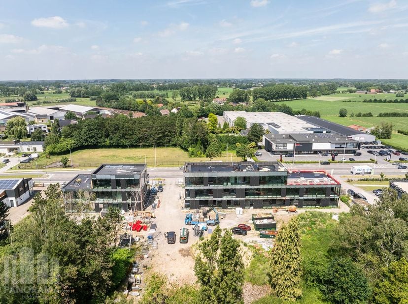 Nieuw te bouwen kantoorgebouw "Twin Offices" met zichtbaarheid vanaf de Steenweg en met uitzonderlijke architectuur.&amp;nbsp;Strategisch gelegen op slech