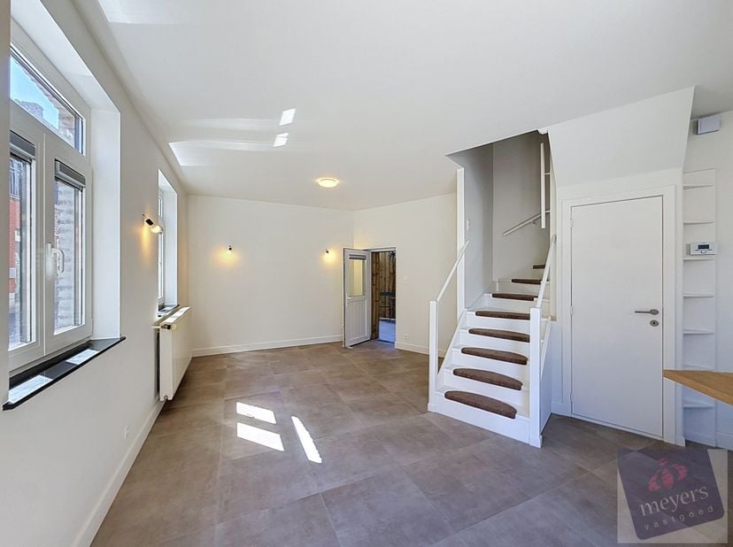 Op een centrale locatie aan Koolkuil 1 in Tongeren bevindt zich deze charmante, volledig gerenoveerde woning. Dankzij de ligging nabij het historische