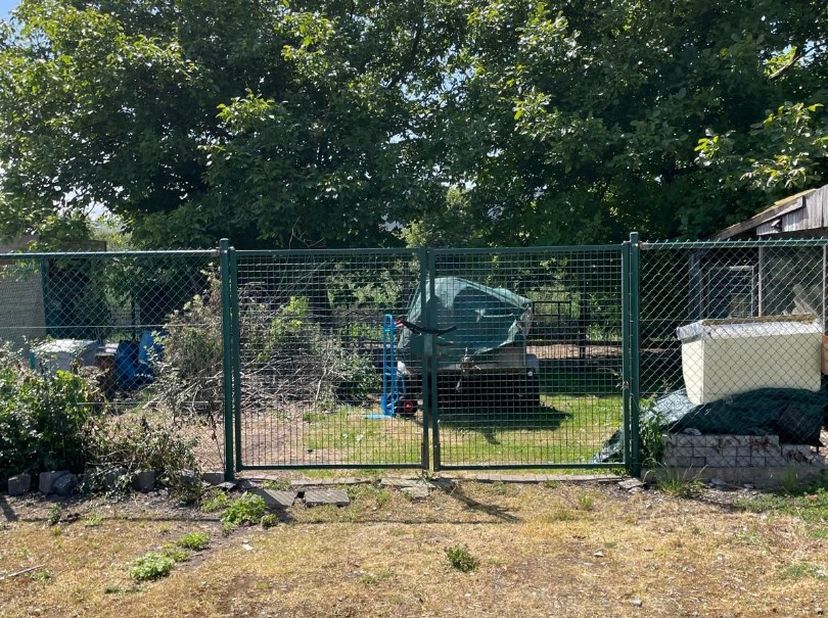 Perceel bouwgrond, ideaal voor een woning of appartementsgebouw.<br />
<br />
Voorzien van 8 achterliggende, reeds bestaande garages.<br />
Achterzijd