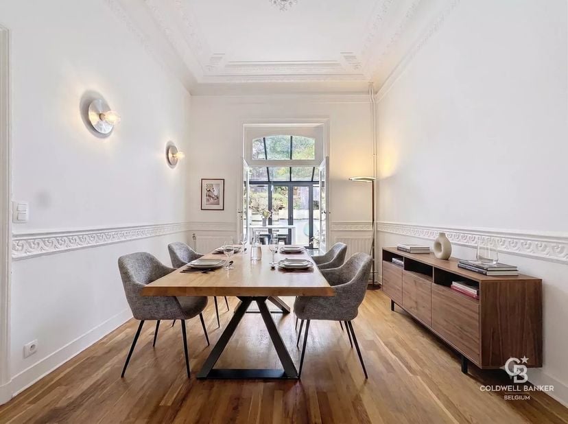 Huis van ca. 330 m² met veel karakter, in 2015 smaakvol gerenoveerd. De indeling is als volgt:<br />
Op de begane grond: woon-/eetkamer (ca. 32 m²) op