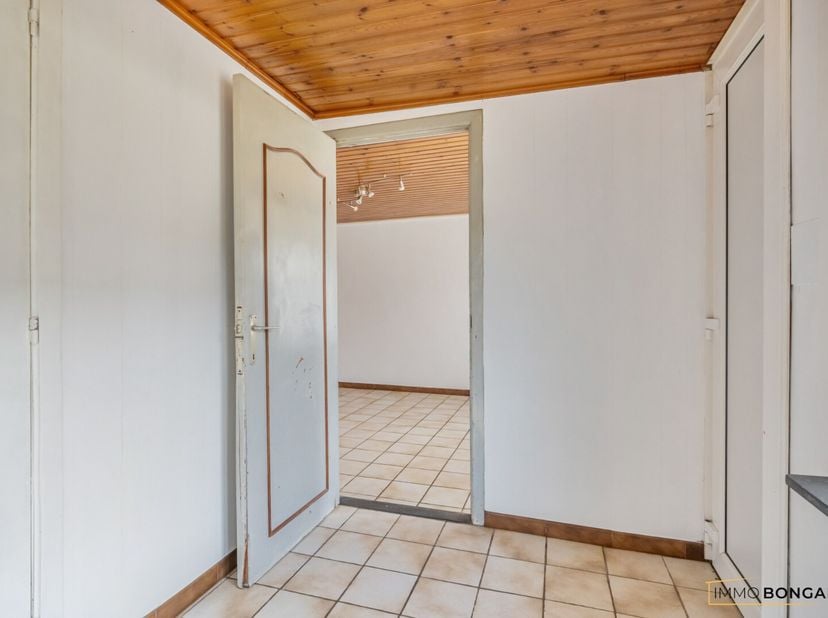 Deze ruime woning is gelegen in Opglabbeek en bevindt zich op een mooi perceel van 9 are. Dankzij de indeling en het volume biedt deze eigendom tal va