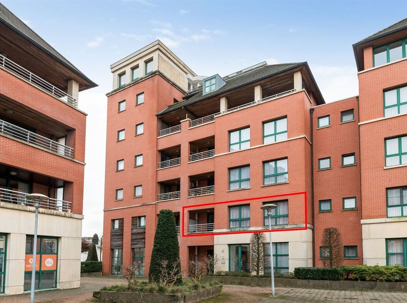 Ruim appartement met 3 slaapkamers, twee terrassen en garage<br />
Omschrijving<br />
Via de inkomhal met ingemaakte kast betreedt u het appartement.