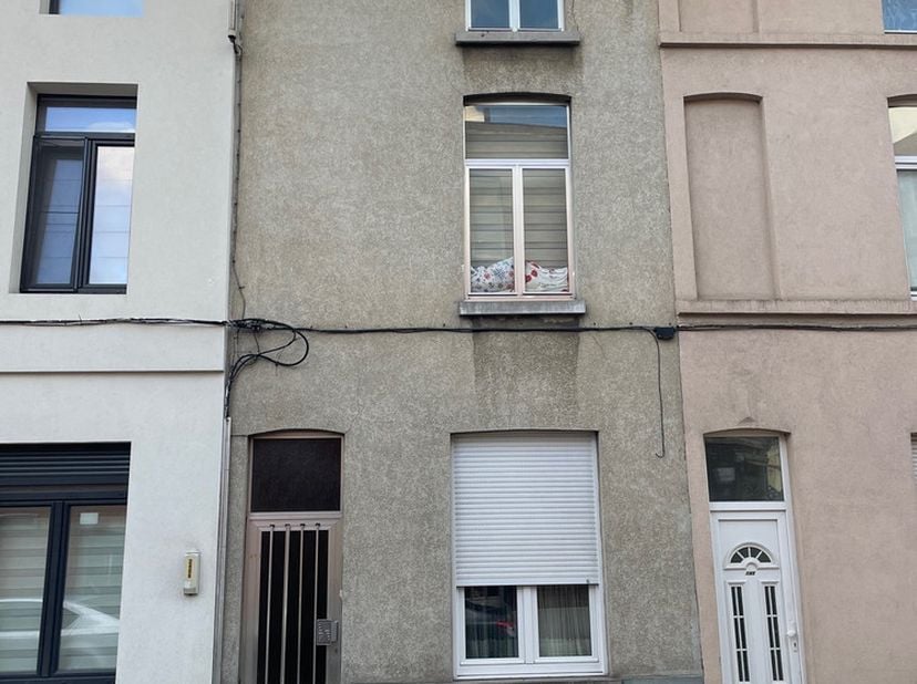 Vlak bij het centrum van Gent, in een gezellige en volkse buurt, bevindt zich deze te renoveren rijwoning met veel potentieel. De woning vraagt een op