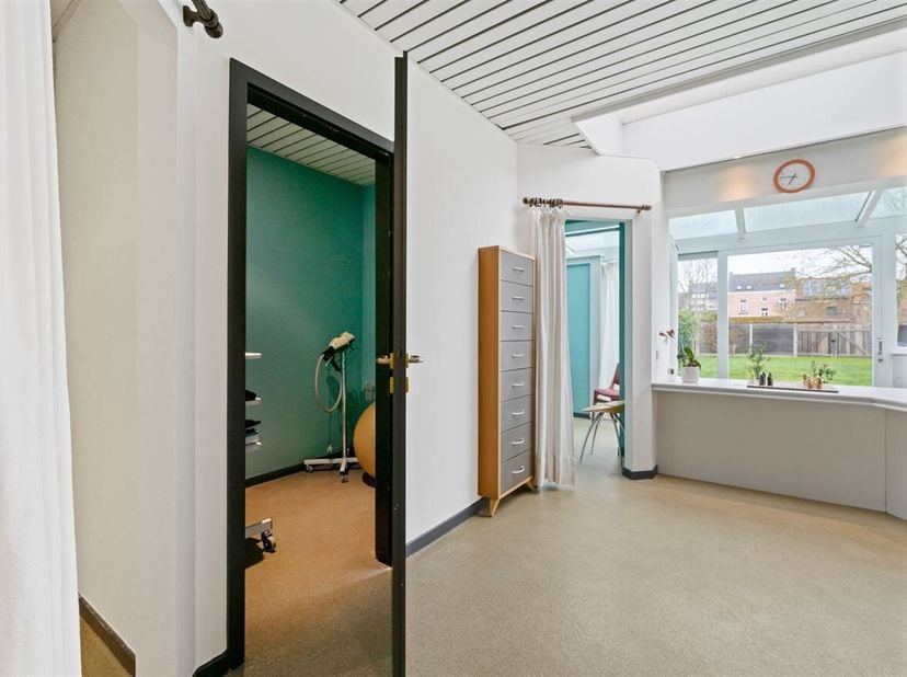 Espace commercial de 152 m² à vendre à Wespelaar, idéal pour cabinet, bureau ou profession libérale.<br />
La propriété présente un agencement fonctio