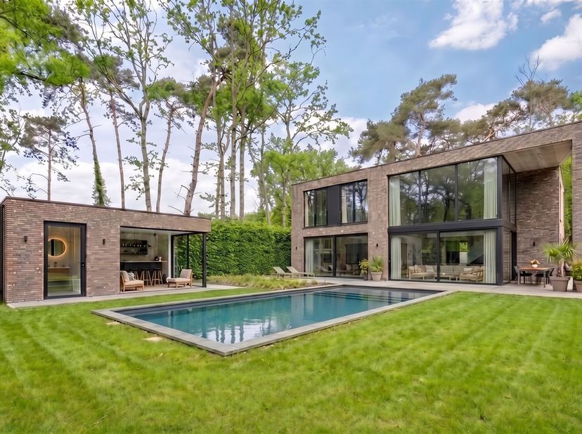 Exclusieve nieuwbouwvilla ( verkoop onder registratierechten) op een perceel van 22 are, waar luxe, ruimte en comfort samenkomen. Deze hoogwaardige wo