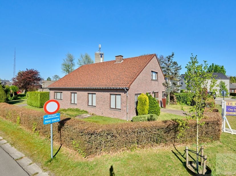 Ruime instapklare woning met tal van uitbreidingsmogelijkheden.<br />
<br />
Deze ruime en instapklare woning is gelegen op een mooi hoekperceel en bi