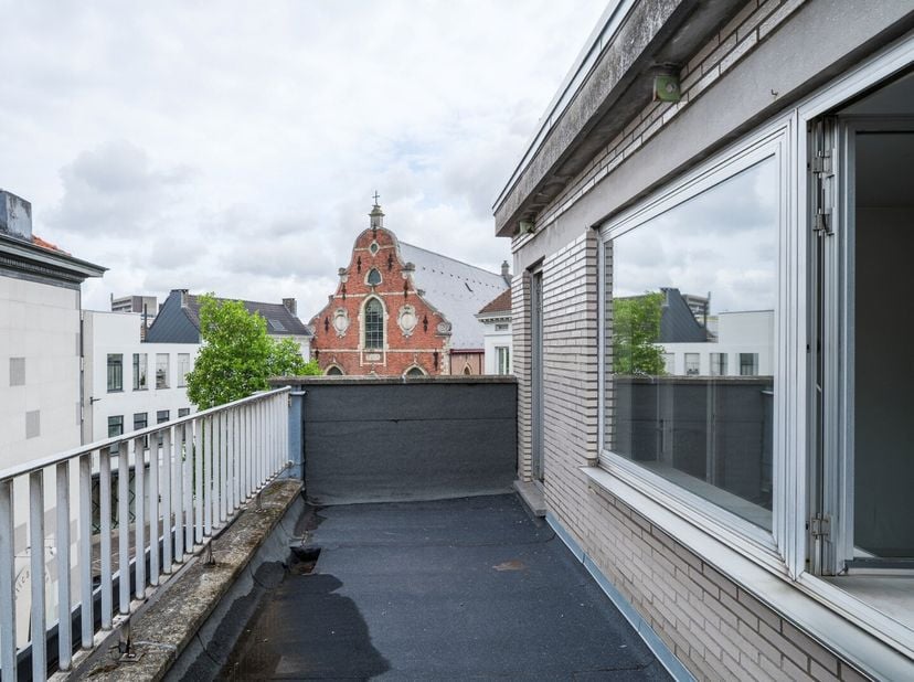 Au cur animé de Gand, à distance de marche du Zuid, se trouve ce charmant appartement sous les toits dans un petit immeuble. Ici, vous vivez en toute