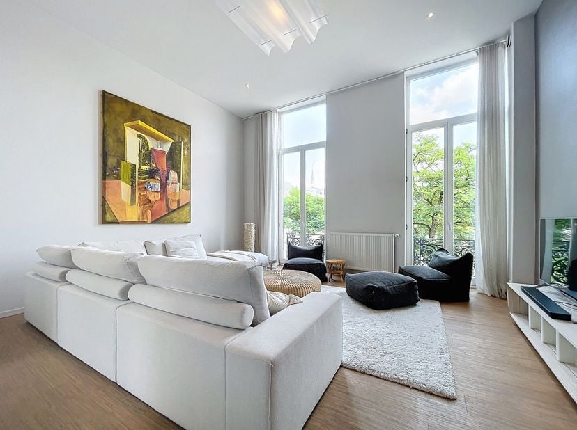 Unieke woning bemeubeld te huur in Gent<br />
Ligging:<br />
Deze burgerwoning bevindt zich pal op het Sint-Pietersplein en geniet een uitzonderlijk z