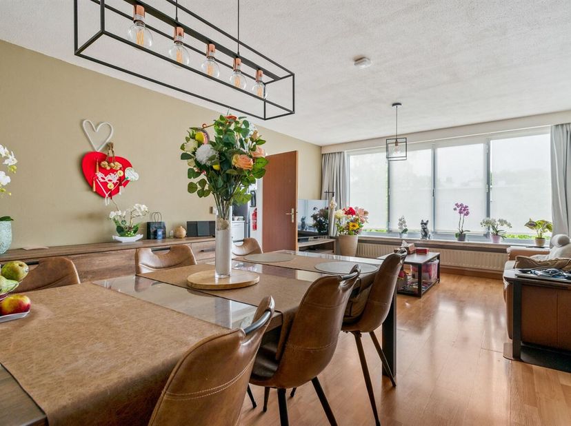 Instapklaar appartement (100 m²) met 3 slaapkamers, terras en garage met aparte berging (verplicht bij aan te kopen voor 25.000) op een uitstekende lo